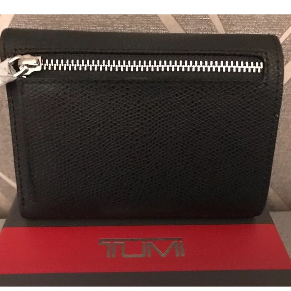 New in a gift box Tumi trifold leather wallet - Picture 5 of 7